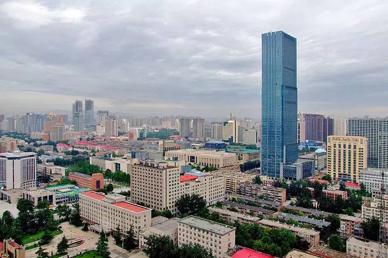 霓虹下的沉思,石家庄街头雕塑前的演员凝望远方